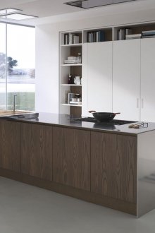 Бежови, кафяви и бели цветове в интериора на кухнята в стила на минимализма.