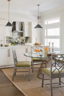 Маслинови акценти в кафява и бяла кухня