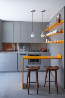 Сиво-оранжева кухня