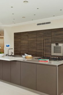 Кафява и бяла голяма кухня