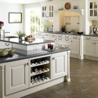 Бяла и кафява кухня с остров в кънтри стил