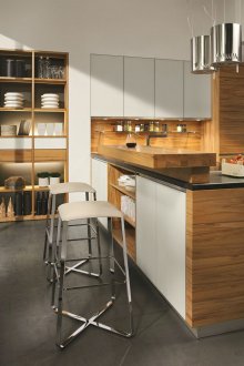 Бели, кафяви и сиви цветове в кухнята