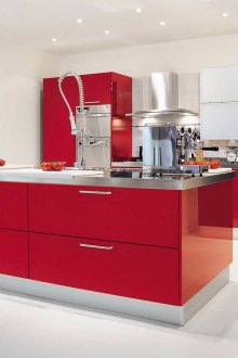 Червена и бяла кухня с остров