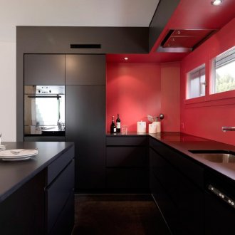 Черни, червени и бели цветове в стилна кухня.