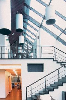 Zweistöckiges Gebäude im Stil des Konstruktivismus
