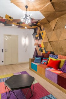 Mehrfarbige Decke im Wohnzimmer im Stil des Konstruktivismus