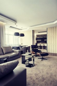 Weiße Decke der Konstruktivismusart im Wohnzimmer