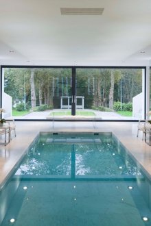 Weiße Wände im Erholungsgebiet mit Pool