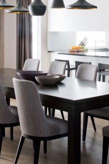 Schwarze Kronleuchter im Esszimmer im Stil des Konstruktivismus