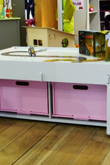 Чекмеджета под масата в детската стая за съхранение