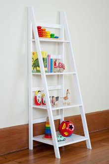 Бял рафт с рафтове в детската стая