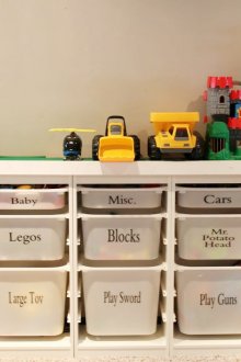 Стелаж с пластмасови чекмеджета за играчки