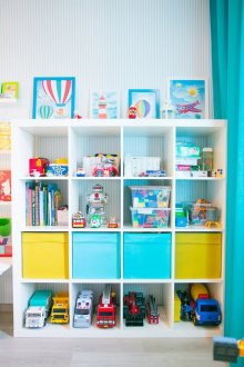 Бял рафт за детска стая