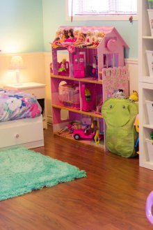 Съхранение на играчки в детската стая за момичето