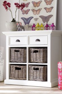 Бял рафт с чекмеджета и кошници в детската стая