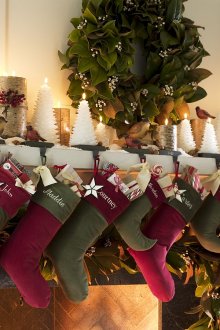 Венец, свещи и подаръци за Нова година