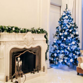 Бяло-син декор на коледното дърво в апартамента