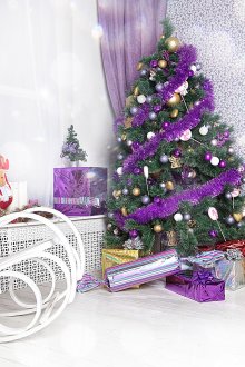 Декорация на коледно дърво в лилави цветове