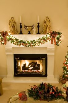 Красива коледна украса на хола с камина