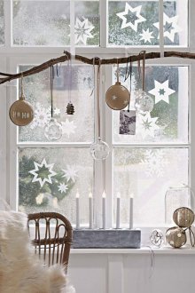 Клон с топки и снежинки на прозореца