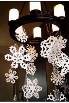 Коледни полилеи, украсени със снежинки