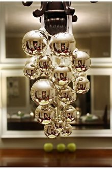 Коледни полилеи, украсени с топки