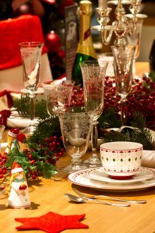 Коледна украса на маса в червени и зелени тонове