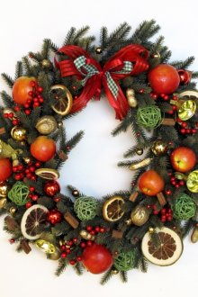 Красив венец за декорация на дома за Нова година