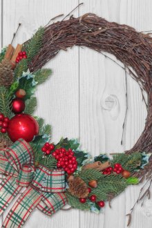 Коледен венец от клони и декор