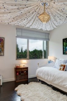 밝은 방의 아름다운 천으로 된 천장