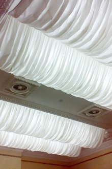 고전적인 인테리어의 흰색 패브릭 천장