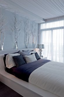 파란색과 흰색 침실의 패브릭 천장