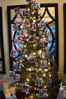 Украса на коледно дърво с гирлянди и снимки