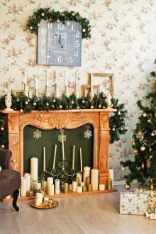 Класически коледно дърво и декор за всекидневна