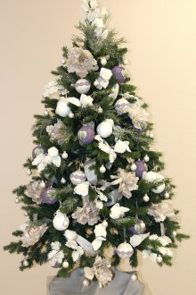 Бяло-виолетов изкуствен декор на коледно дърво