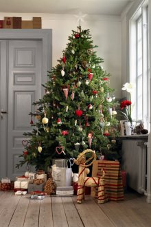 Декорация на голямо изкуствено коледно дърво