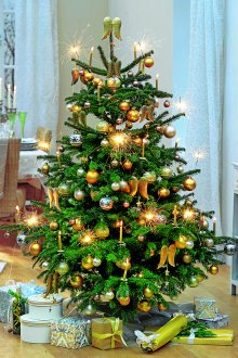 Декорация на изкуствено коледно дърво със златни играчки