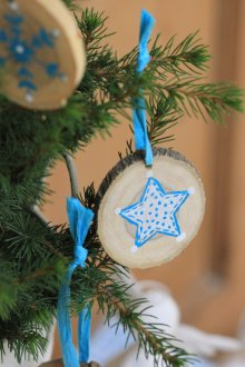 Боядисани дървени разфасовки като коледни играчки