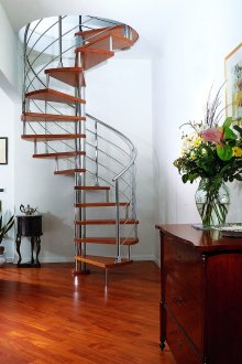 Малко спирално стълбище от дърво и метал