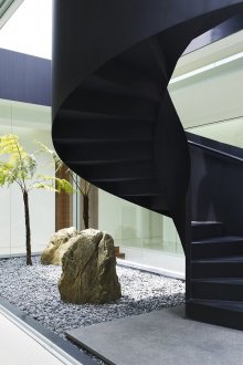 Черно метално спирално стълбище