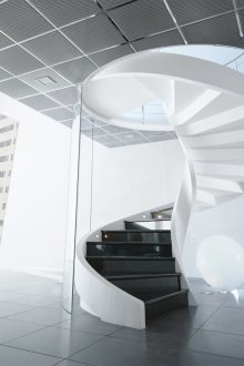 Черно-бяло стилно спирално стълбище.