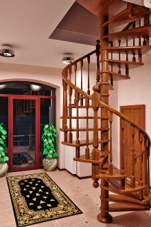 Дървено спирално стълбище в селска къща