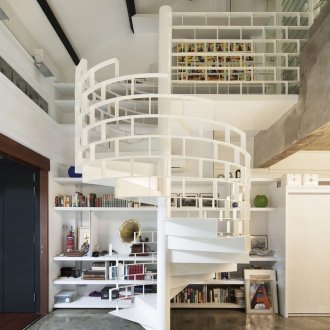 Необичайно бяло спирално стълбище