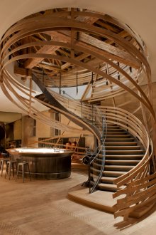 Оригинални спираловидни стълбища, изработени от дърво, стъкло и метал