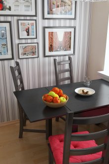 Черни и червени столове в малка кухня