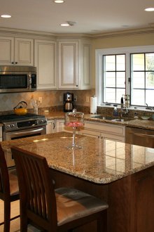 Остров в интериора на малка кухня