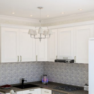 Красиво осветление в малка кухня