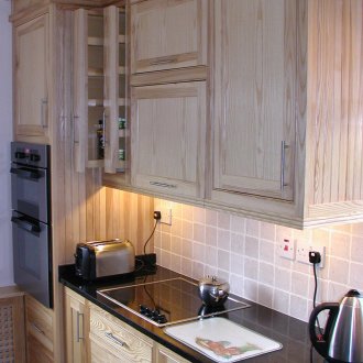 Комплект с дървени фасади в кухнята