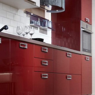 Червен и бял кухненски комплект