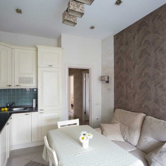 Кухня с трапезарна маса и диван